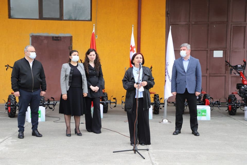 ზუგდიდში ჩასახლებულ დევნილებს აგრარული საქმიანობის მხარდაჭერის მიზნით დახმარება გაუწიეს