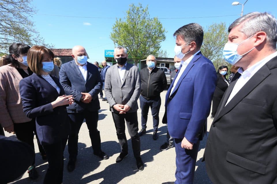 ეკატერინე ტიკარაძე ენგურის ხიდის ე.წ. გამშვებ პუნქტზე მოქალაქეების ტესტირების პროცესს გაეცნო