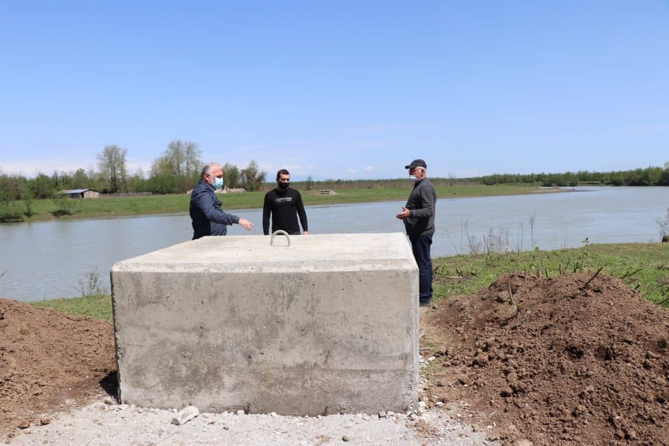 მდინარე ხობისწყალზე ნატანდამჭერი ბარიერის მოწყობა მიმდინარეობს