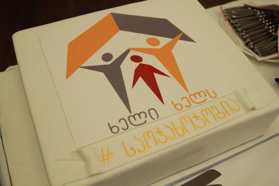 ოჯახური გარემო შშმ პირებისთვის – ორგანიზაციამ „ხელი ხელს“ ბათუმში ახალი სახლი გახსნა