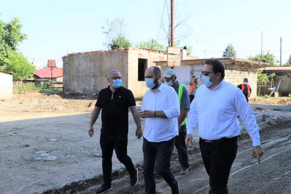 ზუგდიდში, მრავალბინიანი საცხოვრებელი სახლების ეზოების კეთილმოწყობის სამუშაოები მიმდინარეობს