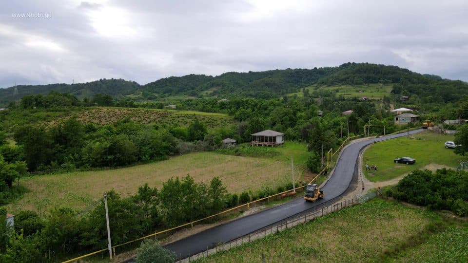ნოჯიხევის ადმინისტრაციული ერთეულის სოფელ კუთხე ნოჯიხევში გზის რეაბილიტაცია მიმდინარეობს