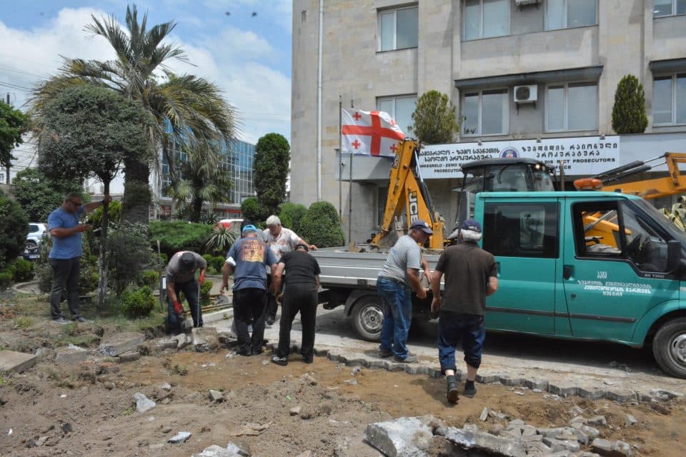 ზუგდიდში საოლქო პროკურატურის ღობის გარღვევა დაიწყო – წართმეული გზა ადგილობრივებს უბრუნდება