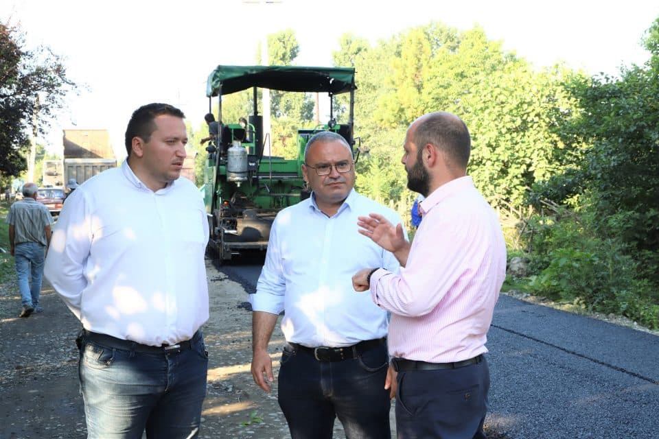 ანაკლიის ზღვის სანაპირომდე გზის საფარის სარეაბილიტაციო სამუშაოები აქტიურად მიმდინარეობს