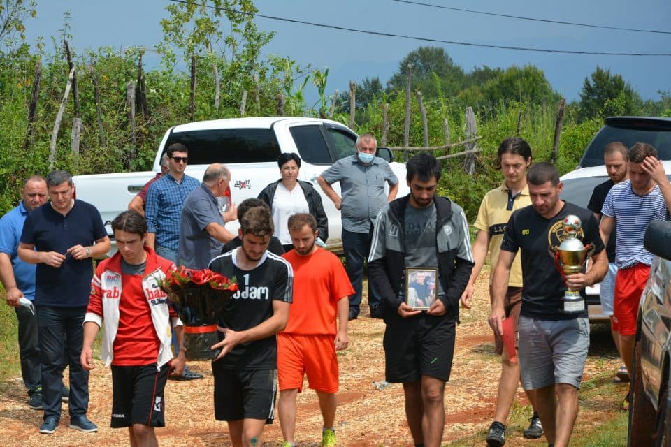 აგვისტოს გმირის ოჯახს ჩხოროწყუს მერიამ 1500 ლარი გადასცა