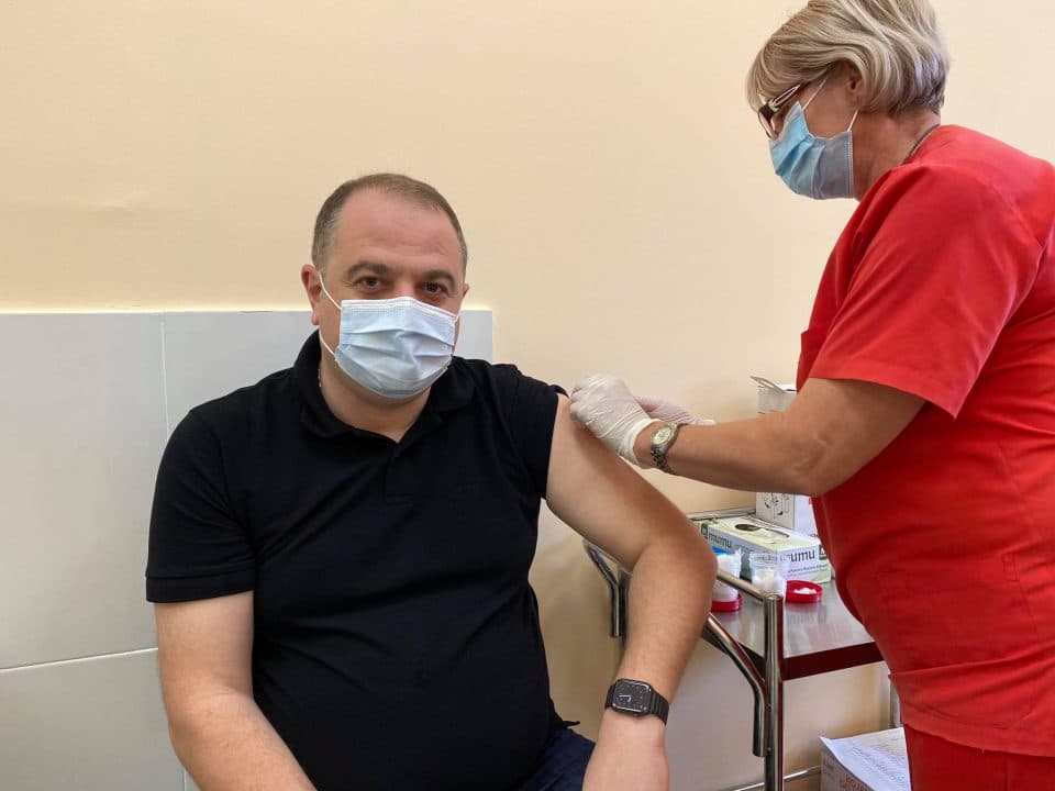 ზუგდიდის მაჟორიტარი დეპუტატი ირაკლი ჩიქოვანი დღეს რუხის რესპუბლიკურ საავადმყოფოში აიცრა