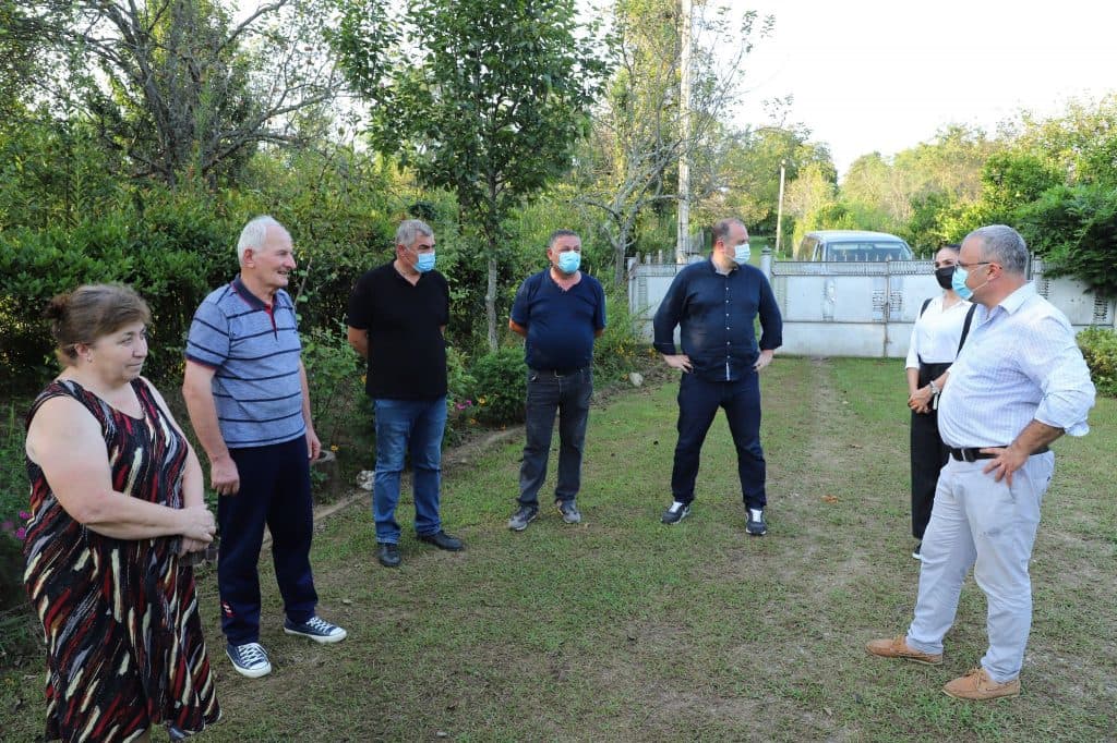 მამუკა წოწერია ირაკლი ჩიქოვანთან ერთად ყულიშკარის მოსახლეობას ინდივიდუალური შეხვედრების ფორმატში რამდენიმე უბანში შეხვდა - image 2