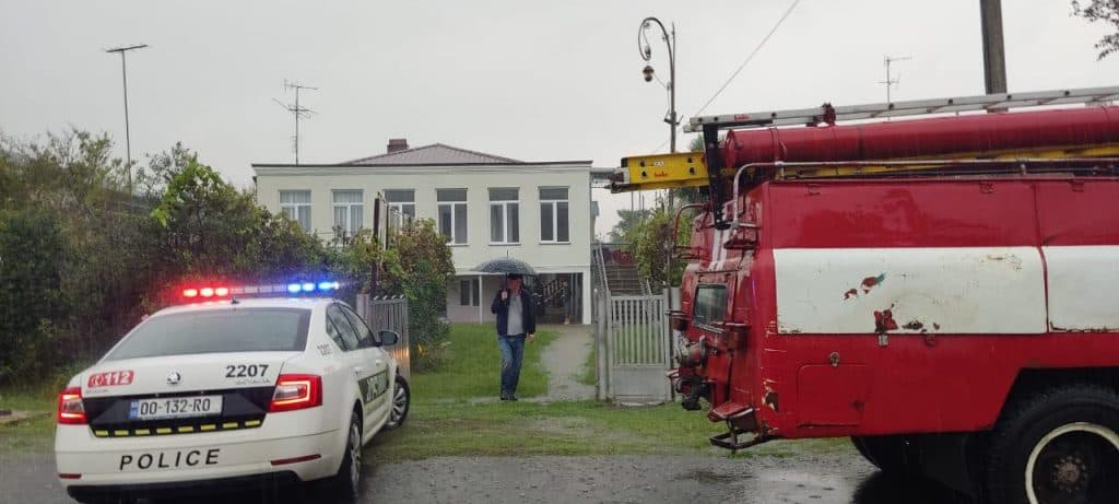 ხობში ხლიერი წვიმისგან დაზარალებულ სოფლებში მერიის შესაბამისი სტრუქტურები მუშაობენ - image 2