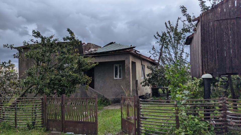 ძლიერმა ქარმა ხობში ადგილობრივი მოსახლეობა დააზარალა (ფოტორეპორტაჟი) - image 6