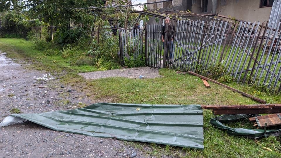 ძლიერმა ქარმა ხობში ადგილობრივი მოსახლეობა დააზარალა (ფოტორეპორტაჟი) - image 4