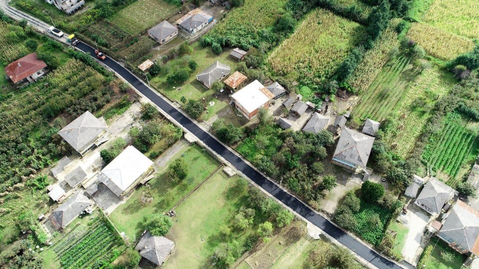 სენაკის მუნიციპალიტეტში საგზაო ინფრასტრუქტურული სამუშაოები უწყვეტ რეჟიმში მიმდინარეობს