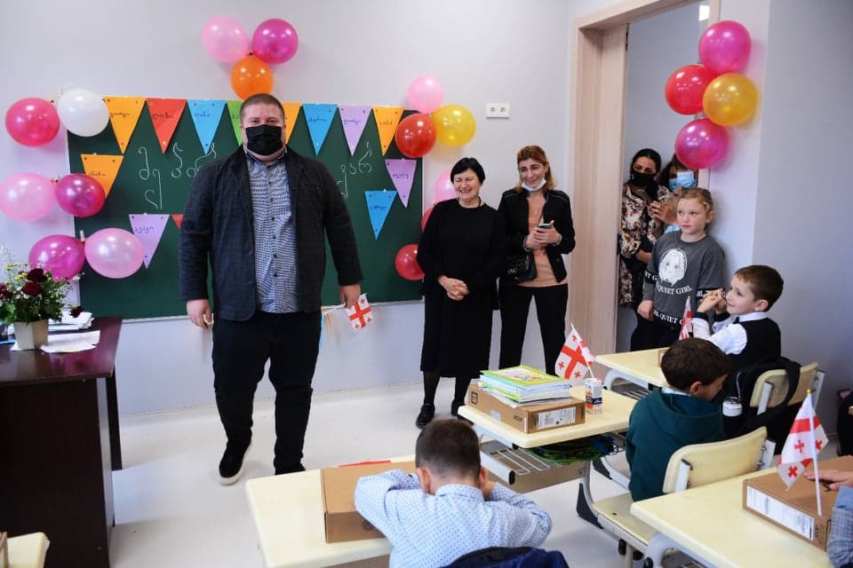 წალენჯიხაში ვახტანგ კვარაცხელიას სახელობის ახალი საჯარო სკოლა გაიხსნა - image 3