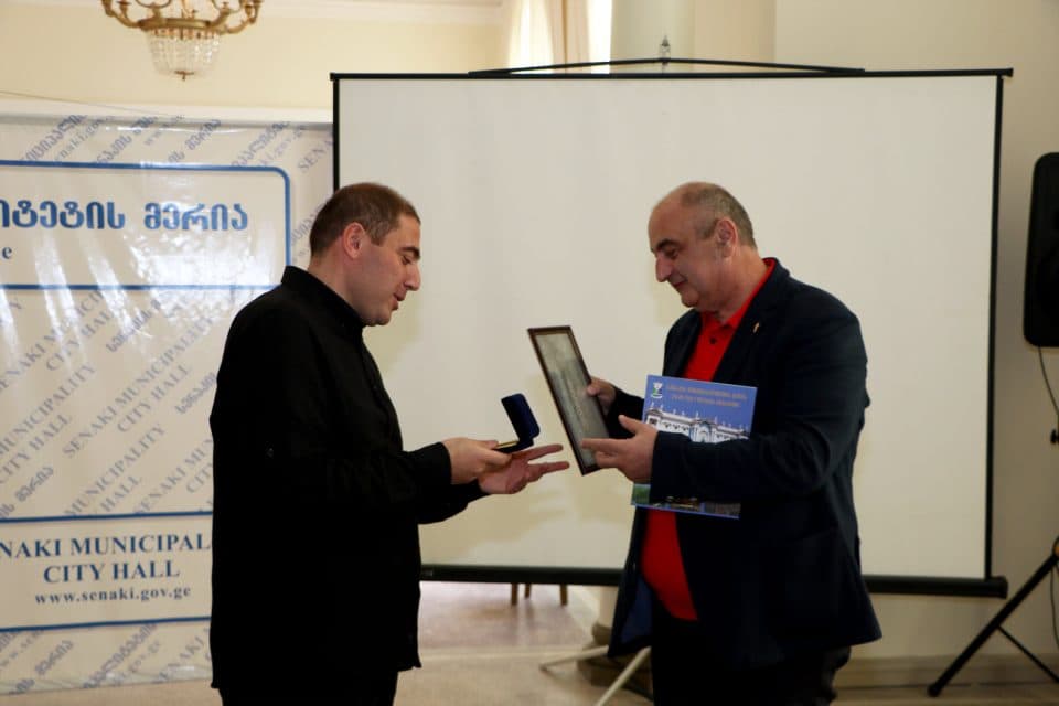 სენაკის მუნიციპალიტეტის მერმა ცხრა სენაკელს ქალაქის საპატიო მოქალაქის წოდება მიანიჭა
