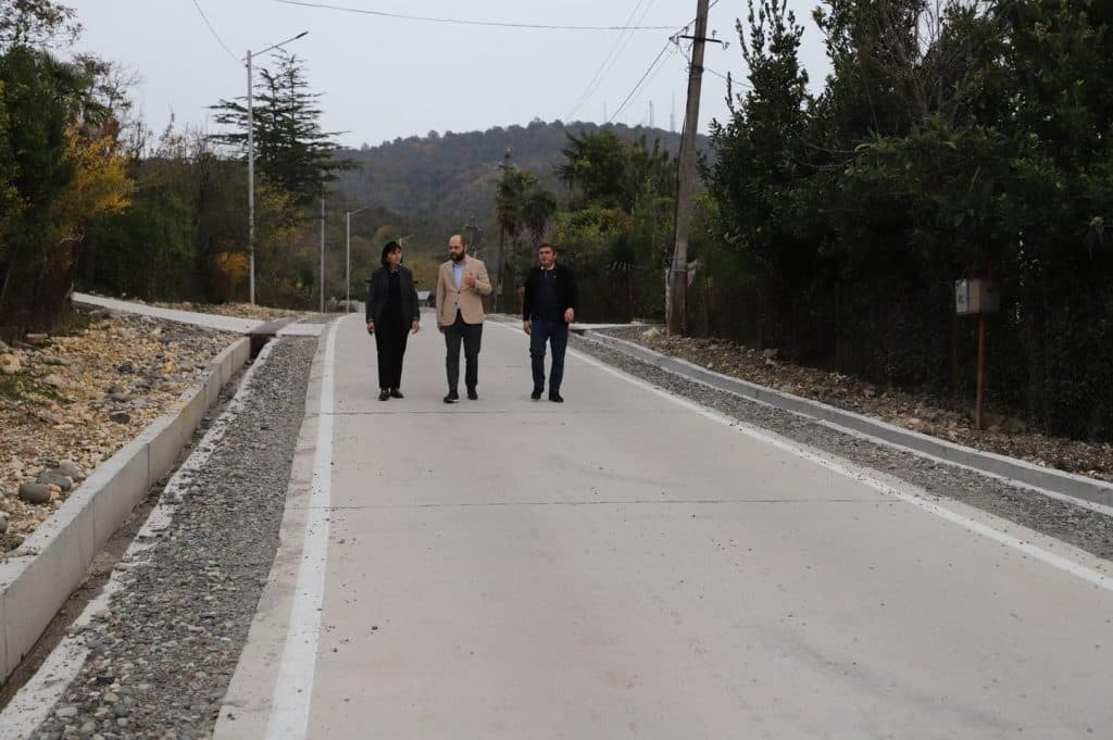 ცაცხვის ადმინისტრაციულ ერთეულში, საავტომობილო გზის რეაბილიტაციის პირველი ეტაპი დასრულდა - image 3