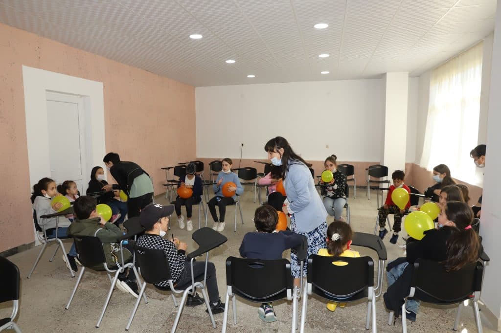 სოფელ ფოცხოეწერში „დევნილ მოზარდთა სამოქალაქო ჩართულობის სივრცე” გაიხსნა - image 3