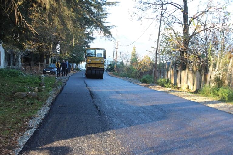 წალენჯიხაში, საავტომობილო გზის სარეაბილიტაციო სამუშაოები აქტიურად მიმდინარეობს