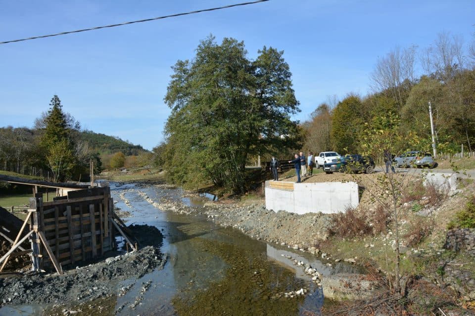 სოფელ ჭოღაში, საავტომობილო ხიდის სამშენებლო სამუშაოები მიმდინარეობს