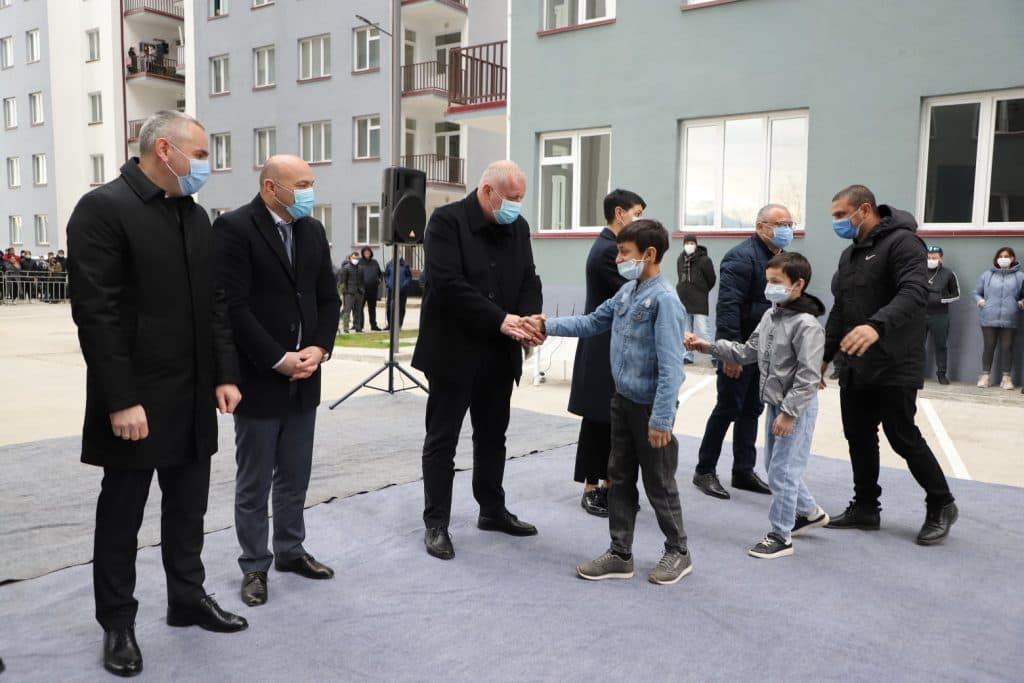 ზუგდიდში, ახალაშენებულ კორპუსებში საცხოვრებლის მფლობელი კიდევ 600 დევნილი ოჯახი გახდა - image 2