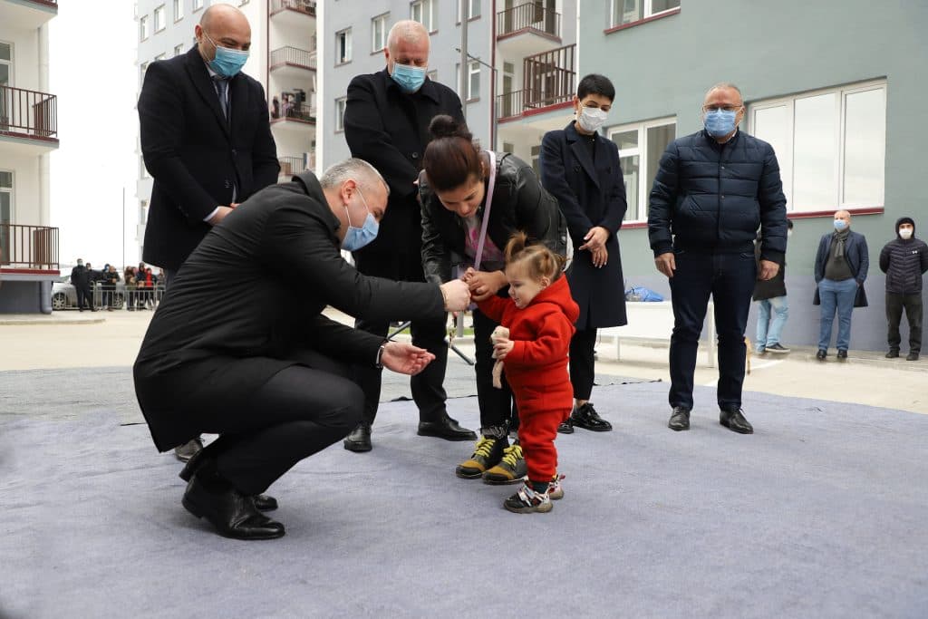 ზუგდიდში, ახალაშენებულ კორპუსებში საცხოვრებლის მფლობელი კიდევ 600 დევნილი ოჯახი გახდა - image 3