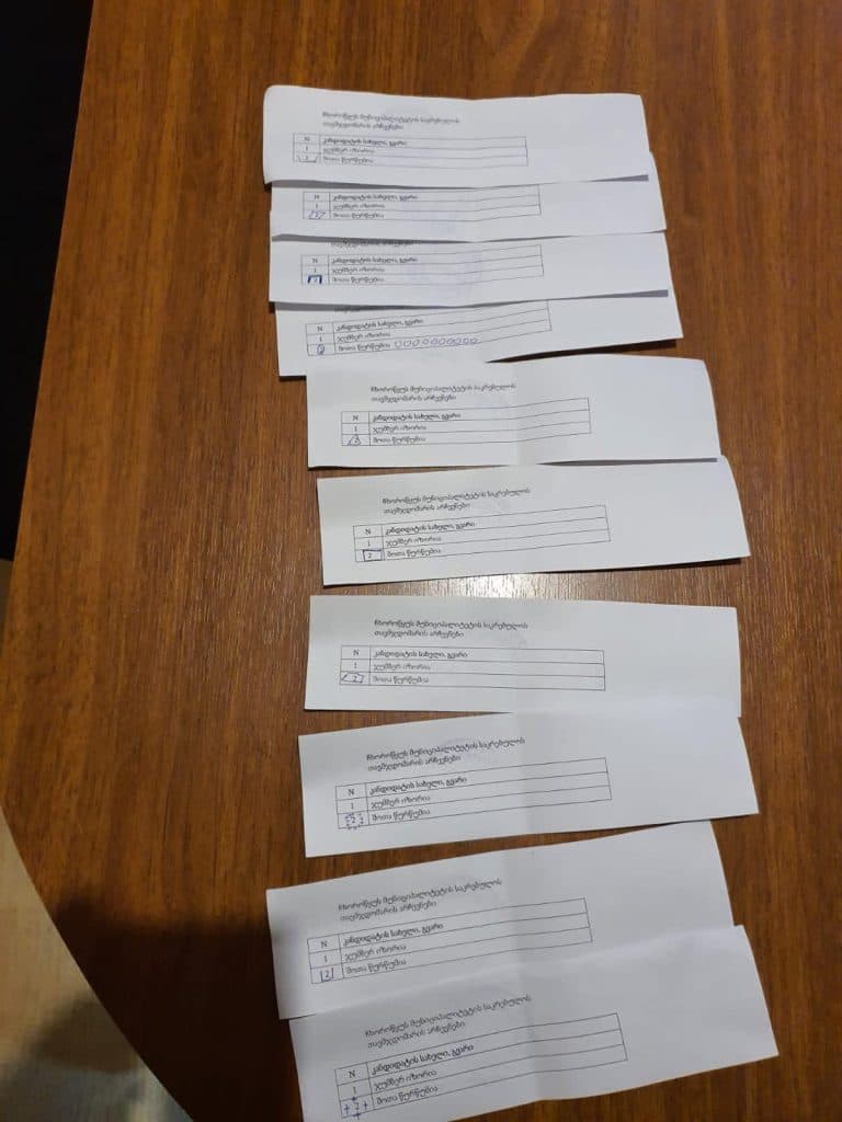 ჩხოროწყუში “ნაციონალებმა” და გახარიას პარტიამ ერთმანეთი ბიულეტენების სხვადასხვა ფიგურების შემოხაზვით დააზღვიეს – თუმცა უშედეგოდ - image 2