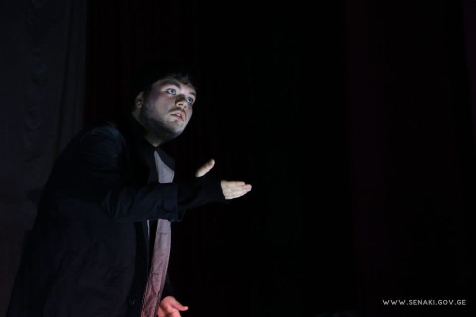 სენაკის ახალგაზრდულმა თეატრმა წინასაახალწლო სეზონი მონო სპექტაკლით გახსნა