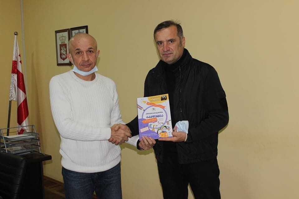 შემეცნებით-ინტელექტუალური კონკურსი „ეტალონი“-ს წამყვანი გოჩა ტყეშელაშვილი წალენჯიხის მერს შეხვდა