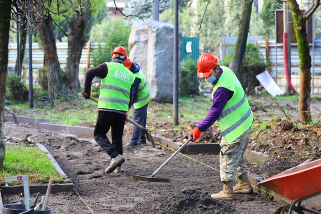 სენაკში განახლებული რეგიონების ფარგლებში სენაკში ცენტრალური სკვერის რეაბილიტაცია მიმდინარეობს - image 4
