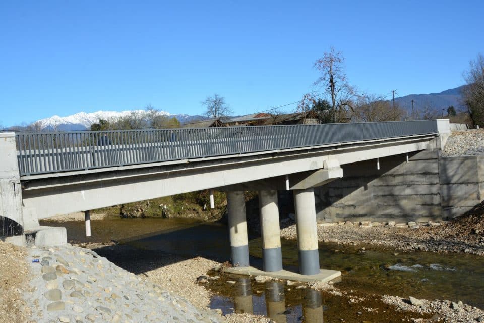 სოფელ ჭოღაში, მდინარე ოჩხომურზე ახალი საავტომობილო ხიდის მშენებლობა დასრულდა