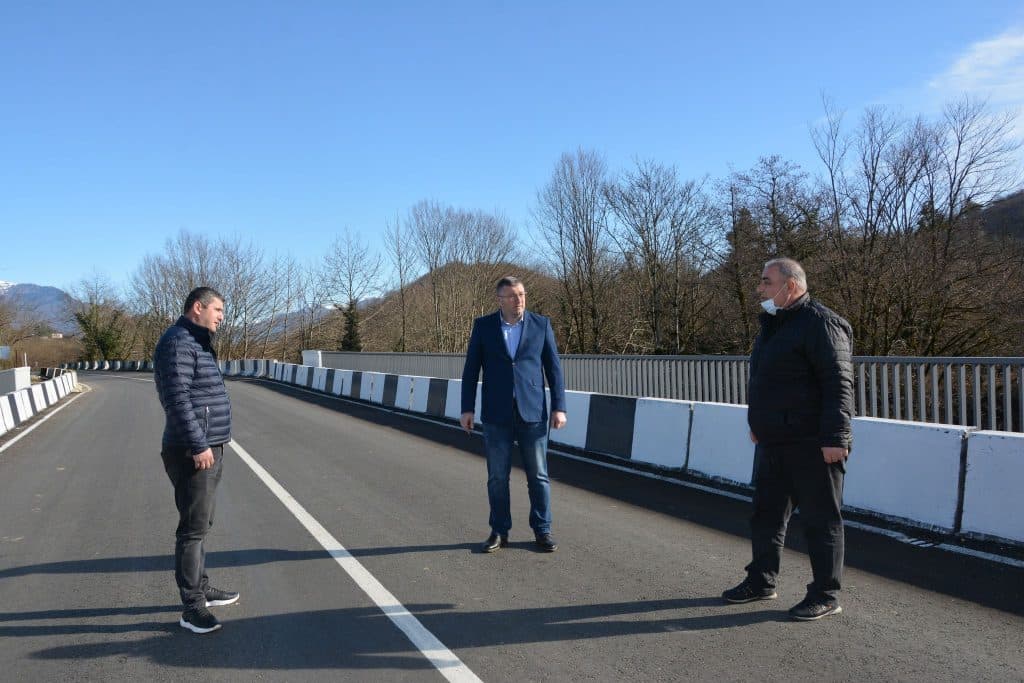 სოფელ ჭოღაში, მდინარე ოჩხომურზე ახალი საავტომობილო ხიდის მშენებლობა დასრულდა - image 2