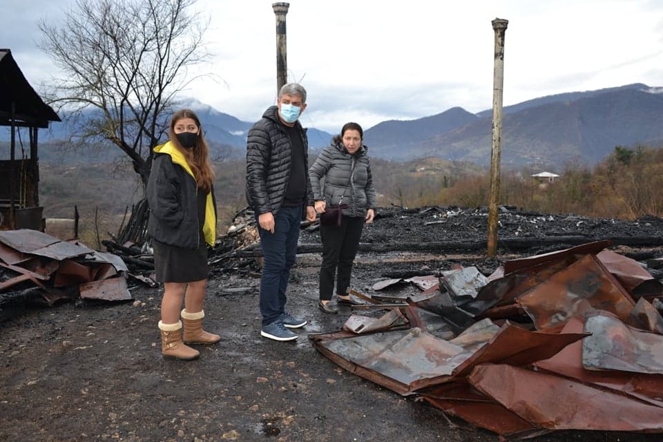 წალენჯიხის მერის მოადგილეები სოფელ საჩინოში ხაძრის შედეგად დაზარალებული გოგი ჯანჯღავას ოჯახში იმყოფებოდნენ