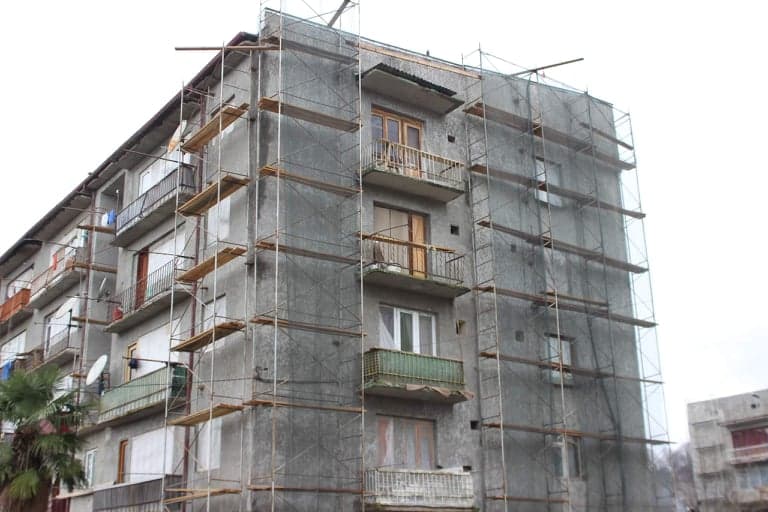 წალენჯიხაში მრავალბინიანი საცხოვრებელი კორპუსების ფასადების რეაბილიტაცია მიმდინარეობს