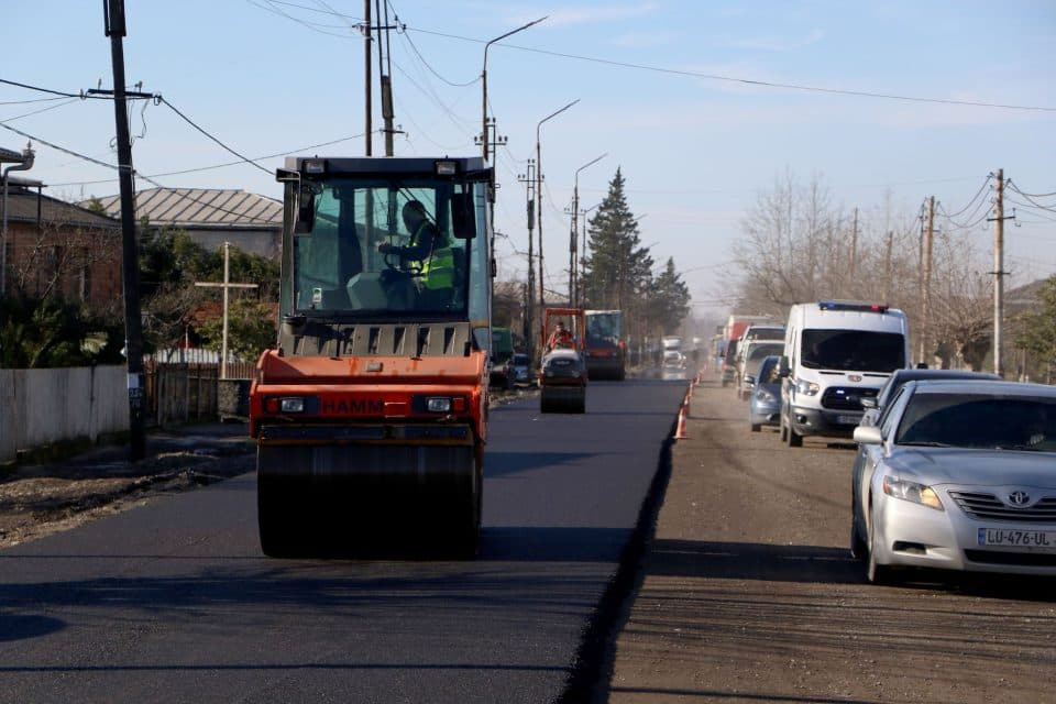 სენაკში, თბილისი-სენაკი-ლესელიძის საავტომობილო გზის 287-290 კმ-ის სარეაბილიტაციო სამუშოები მიმდინარეობს