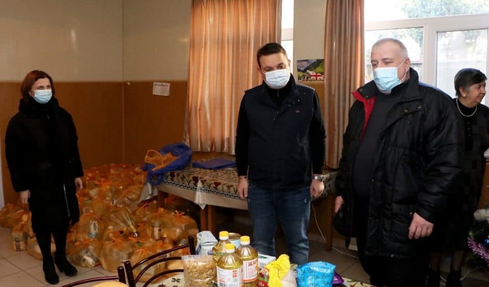 სენაკის მერმა კვების ცენტრის 225 ბენეფიციარს საახალწლო საჩუქრები გადასცა