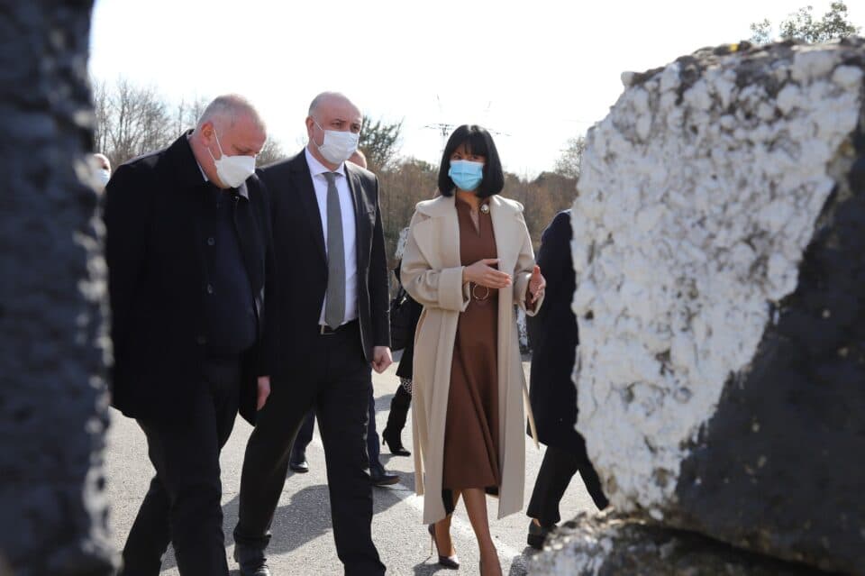 თეა ახვლედიანი, ზურაბ აზარაშვილი და გიორგი გუგუჩია აფხაზეთის ხაზთან, ენგურის ხიდზე იმყოფებოდნენ