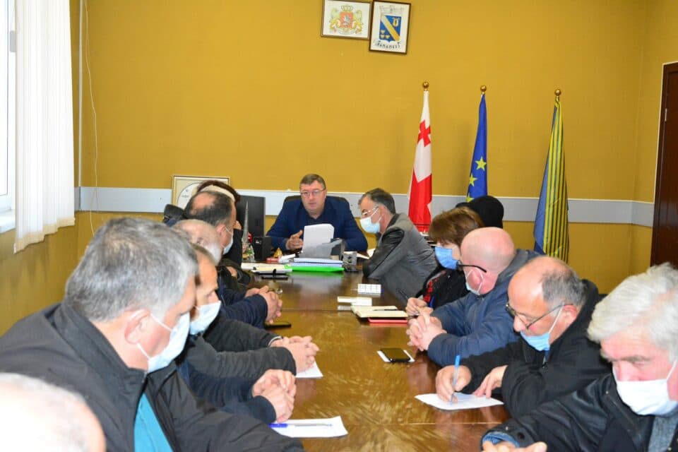 ჩხოროწყუს მუნიციპალიტეტის მერმა დათო გოგუამ მერის წარმომადგენლებთან თათბირი გამართა