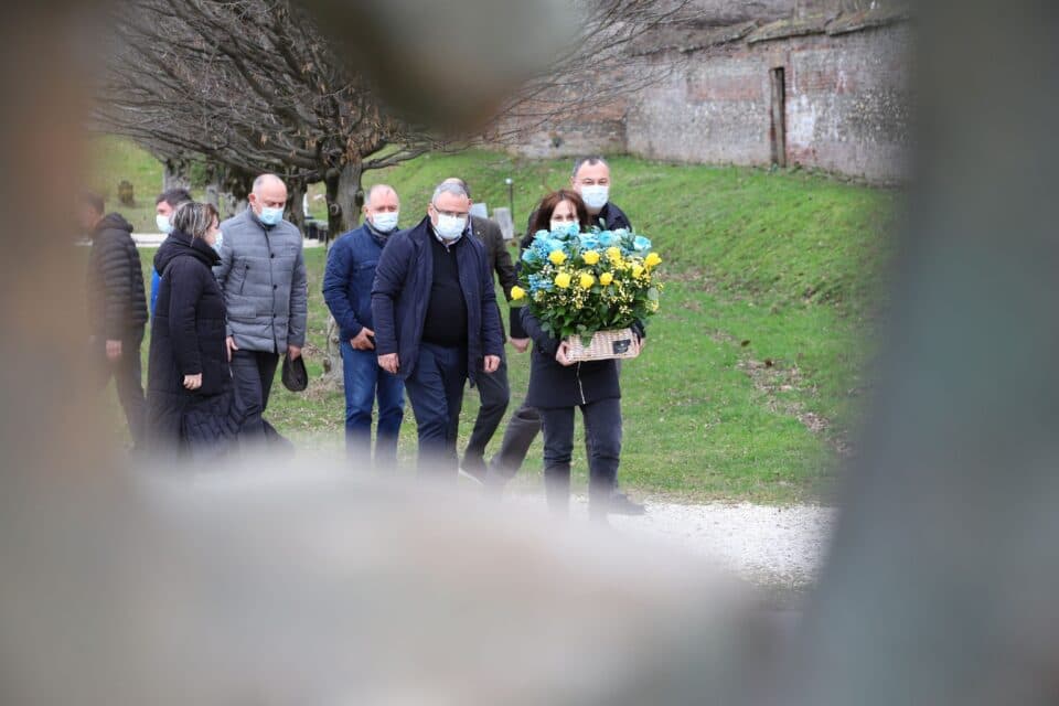 101 წელი საბჭოთა ოკუპაციიდან – აჯანყების დროს რეპრესირებულთა მემორიალი ზუგდიდში გვირგვინით შეამკეს​