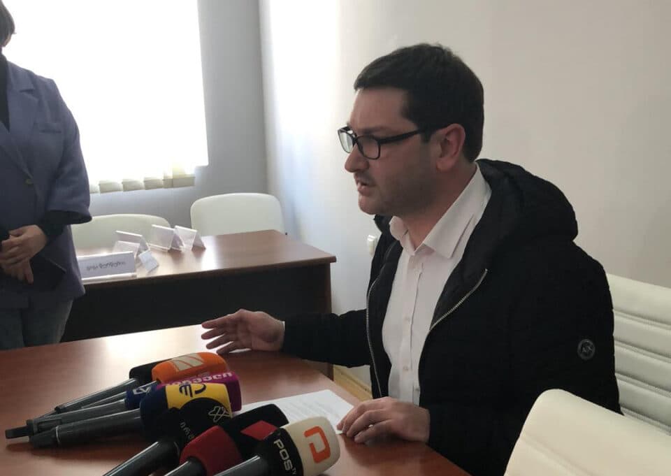 პოლიტიკური ქორწილი სენაკში კრახით დასრულდა – სენაკის საკრებულოს თავმჯდომარე მხოლოდ ერთი საათით ჰყავდა