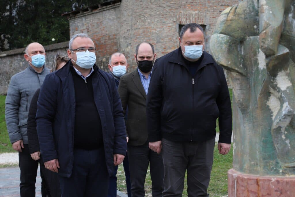 101 წელი საბჭოთა ოკუპაციიდან – აჯანყების დროს რეპრესირებულთა მემორიალი ზუგდიდში გვირგვინით შეამკეს​ - image 2