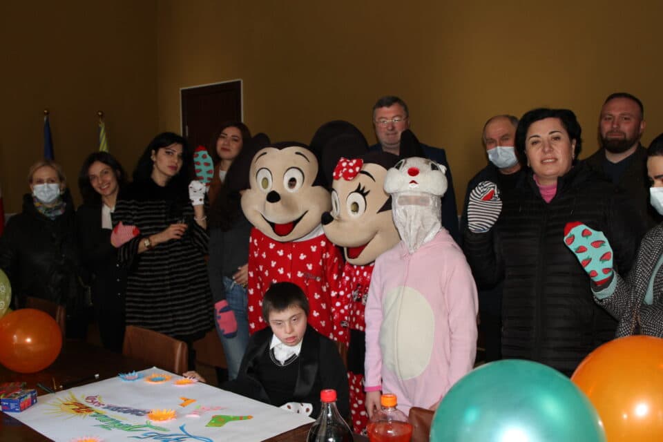 დაუნის სინდრომის საერთაშორისო დღესთან დაკავშირებით ჩხოროწყუს მერმა ბავშცებს მერიაში უმასპინძლა