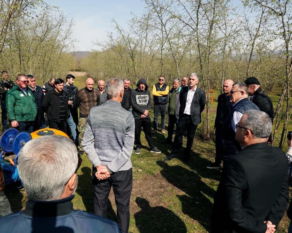 ოთარ შამუგია და გიორგი გუგუჩია სოფელ რუხში, მეთხილე ფერმერებს შეხვდნენ