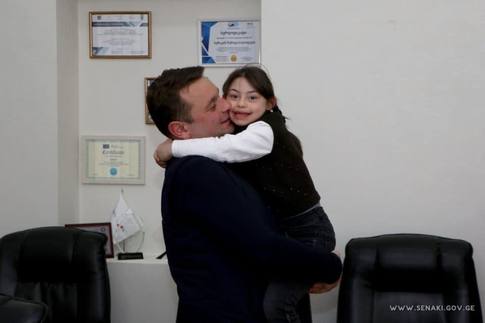 სენაკის მერმა, ვახტანგ გადელიამ, მუნიციპალიტეტში მცხოვრებ დაუნის სინდრომის მქონე მოზარდებს უმასძინძლა