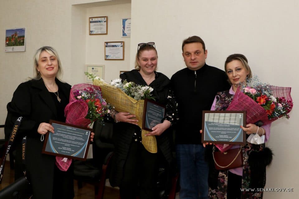 სენაკის მერმა კოვიდ კლინიკების წარმომადგენლებს მადლობის სიგელები გადასცა