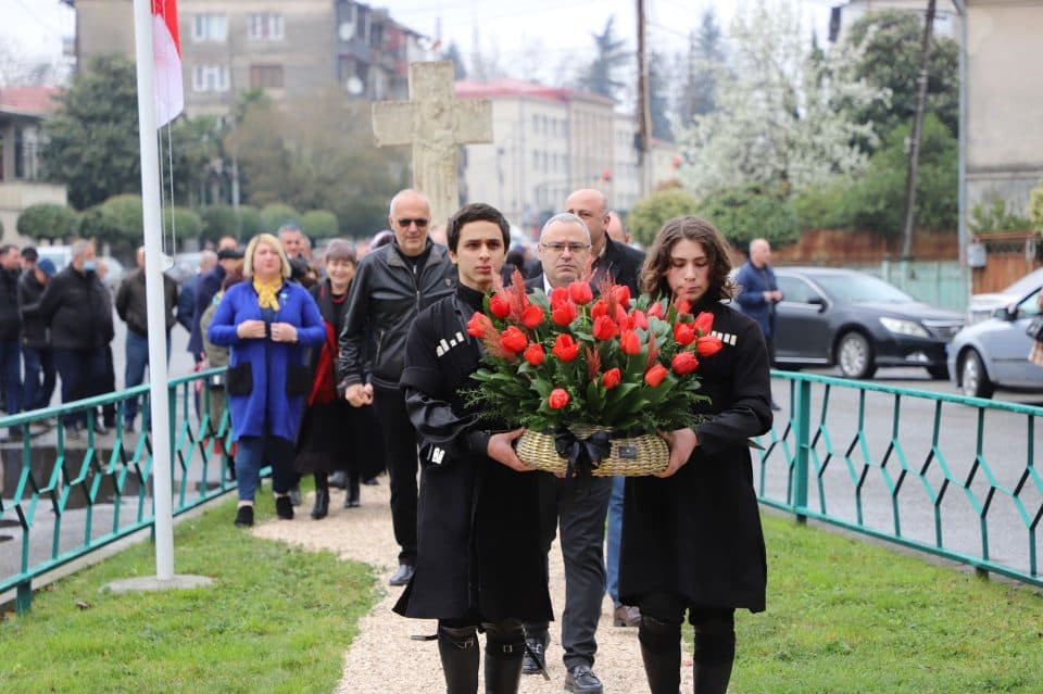 ზუგდიდში 9 აპრილის მემორიალური დაფა თაიგულით შეამკეს