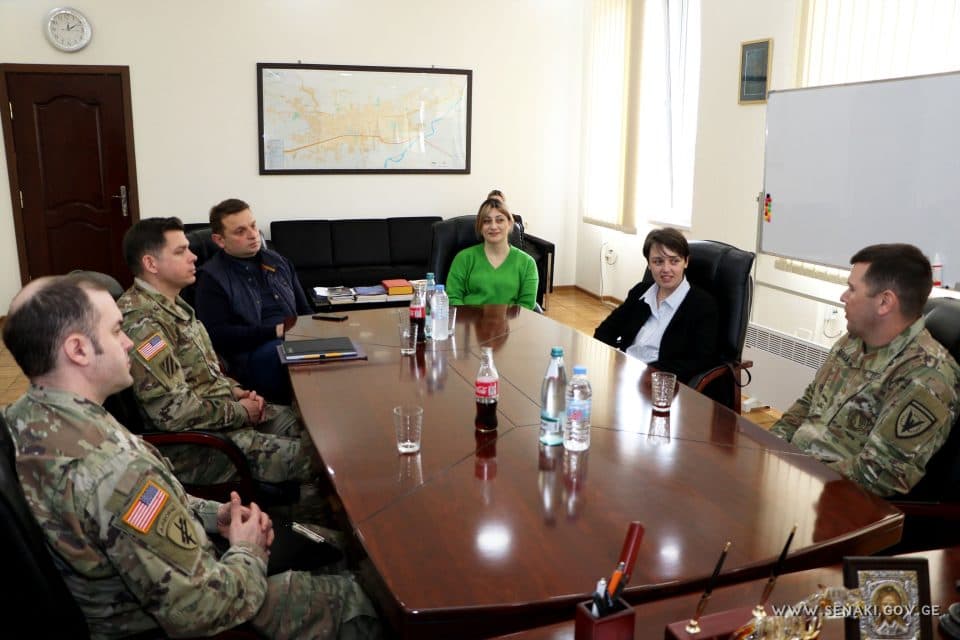 სენაკის მერი საქართველოში აშშ-ს საელჩოს თავდაცვის სფეროში თანამშრომლობის სამსახურის წარმომადგენლებს შეხვდა