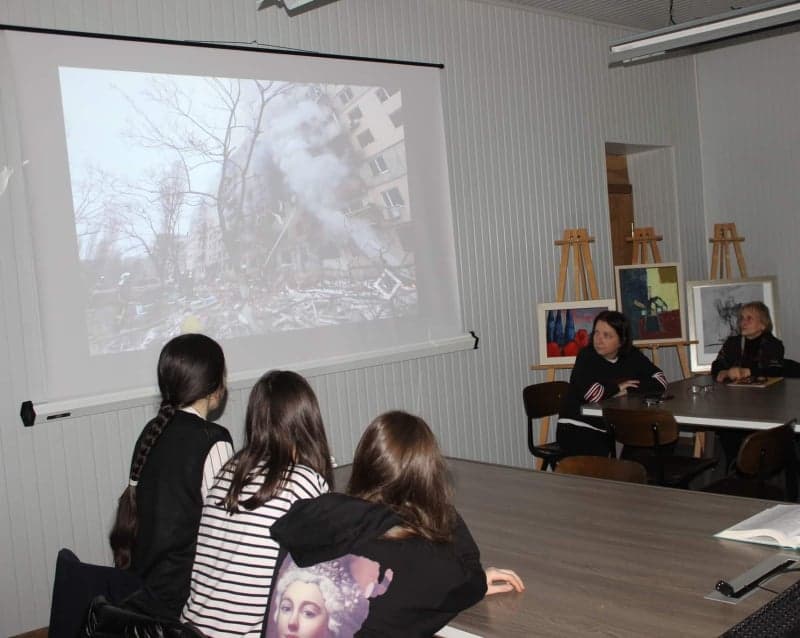 წალენჯიხაში, საბიბლიოთეკო კვირეულის ფარგლებში, თემატური ღონისძიება-უკრაინა-საქართველოს ურთიერთობებზე გაიმართა - image 2