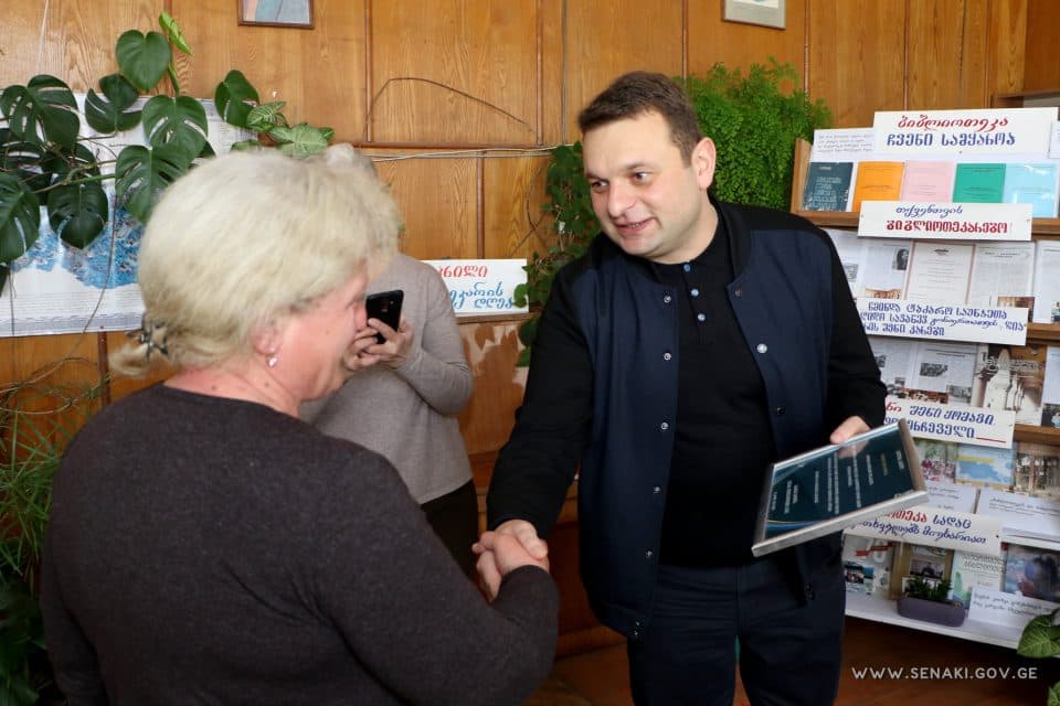 სენაკის მერმა ღვაწლმოსილ და მუნიციპალიტეტში მოღვაწე ბიბლიოთეკარებს პროფესიული დღესასწაული მიულოცა