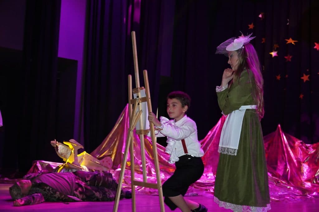 ზუგდიდის მოსწავლე-ახალგაზრდობის სასახლეში, დრამატული სტუდია ‘’შთამომავლები’’ მაყურებლის წინაშე კიდევ ერთი სპექტაკლის პრემიერით წარსდგა - image 2