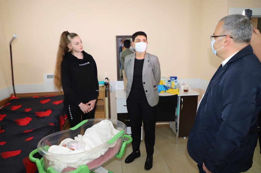 ზუგდიდში უკრაინის მოქალაქეს შვილის შეძენა ადგილობრივმა ხელისუფლებამ მიულოცა - image 2