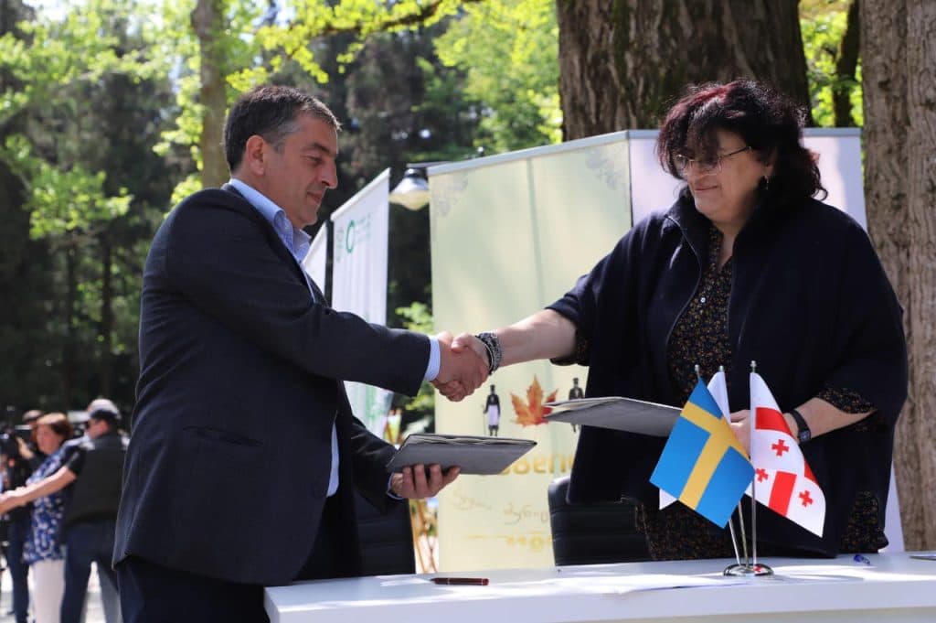 „სუფთა რეგიონი 2021“-ის გამარჯვებულთა დაჯილდოვება ზუგდიდის ბოტანიკურ ბაღში - image 2