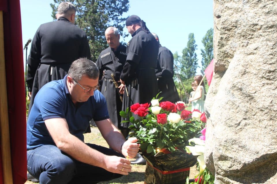 სოფელ ახუთში მერაბ კოსტავას ბიუსტი ყვავილებით შეამკეს